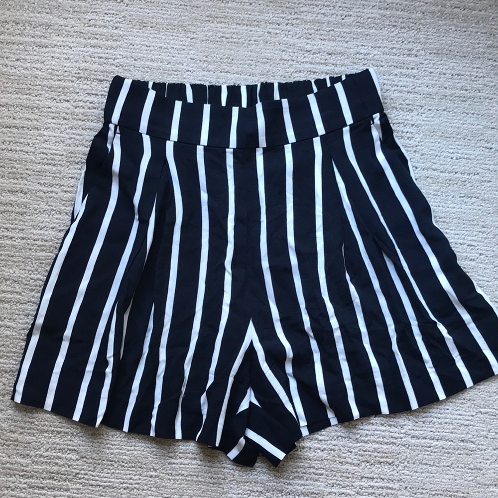 Flowy high waisted H&M shorts